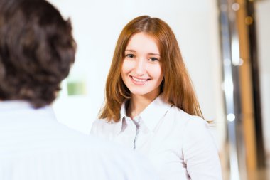 çekici bir kadın bir erkekle konuşmak