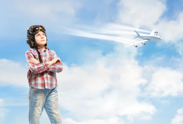 Мальчик в шлеме мечтает стать пилотом — стоковое фото