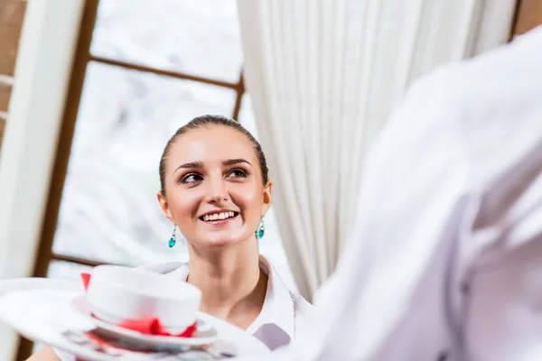 Číšník přinese jídlo pro milá žena — Stock fotografie