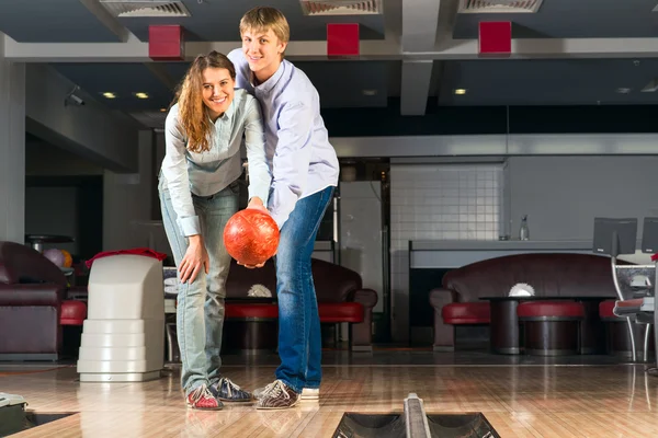 Junges Paar spielt Bowling — Stockfoto