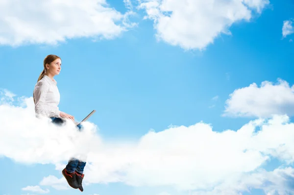 Νεαρό κορίτσι που τρέχει στα σύννεφα με ένα φορητό υπολογιστή — Φωτογραφία Αρχείου