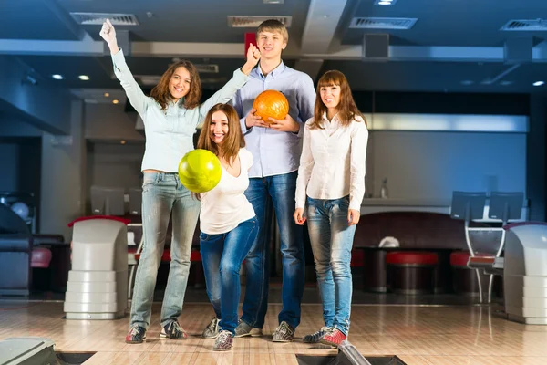 Group of young friends playing bowling — Stock Photo, Image