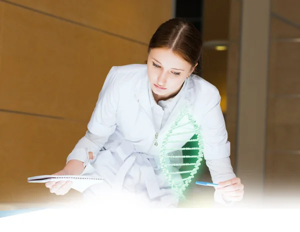 Young woman doing research — Stock Photo, Image