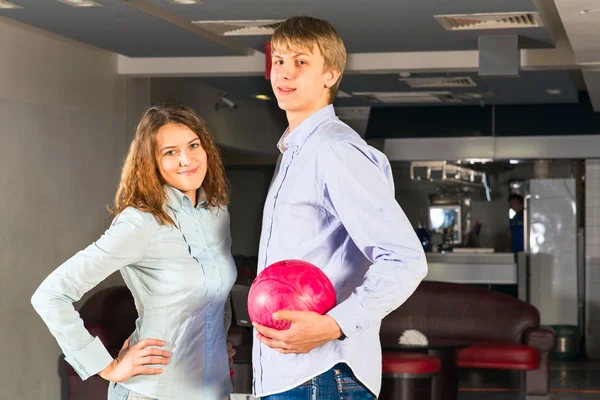 Joven pareja juega bolos — Foto de Stock