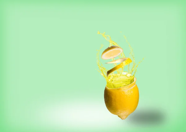 Lemon and a splash of juice — Stock Photo, Image