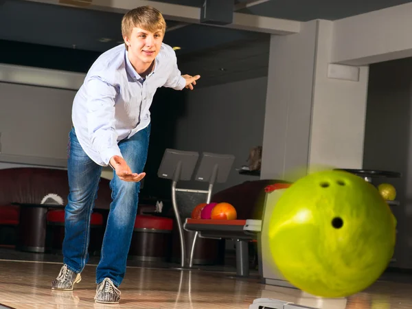 Mladý muž, hraní bowlingu — Stock fotografie