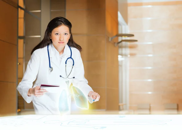 Mujer joven haciendo investigación — Foto de Stock