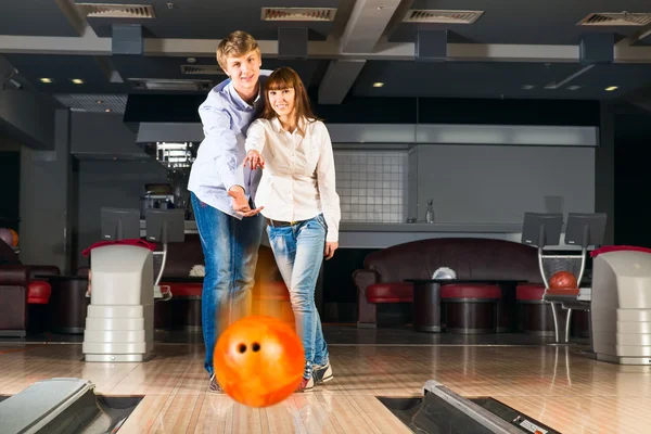 Mladý pár hraje bowling — Stock fotografie