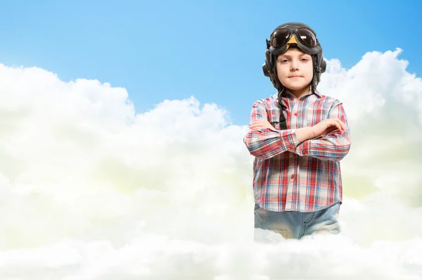 Niño en casco piloto soñando con convertirse en piloto — Foto de Stock