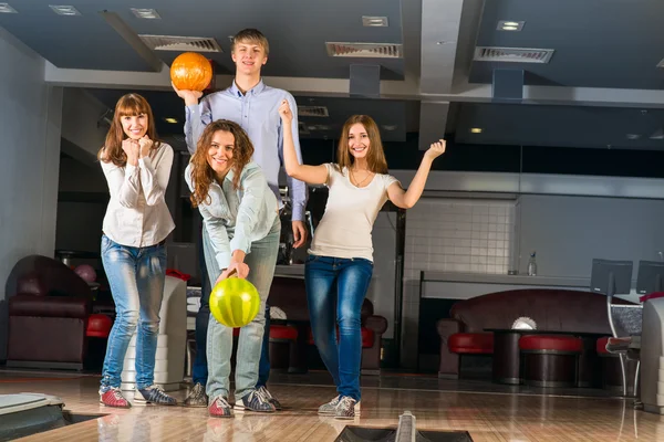 Grupo de jovens amigos jogando boliche — Fotografia de Stock