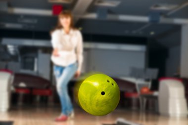 hoş genç bir kadın bir bowling topu atar