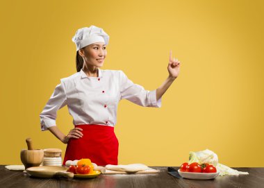 Asyalı kadın aşçı