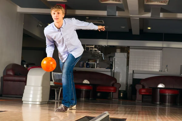 Jeune homme jouant au bowling — Photo