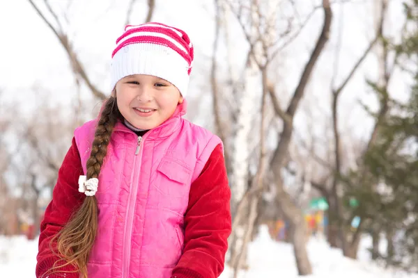 Menina em um parque de inverno — Fotografia de Stock