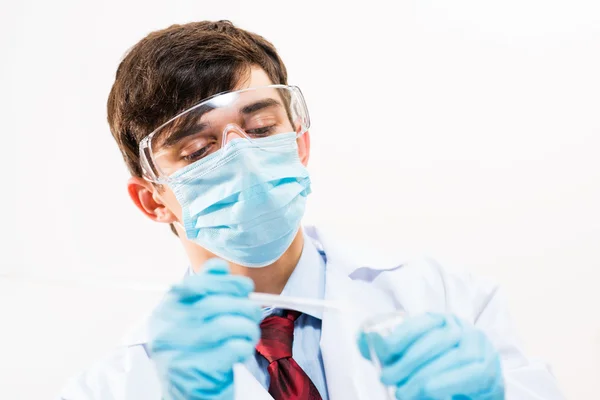 Cientista que trabalha no laboratório — Fotografia de Stock