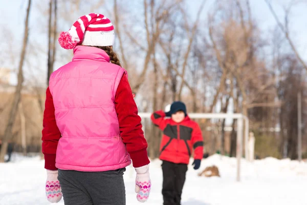 Crianças em Winter Park jogando bolas de neve — Fotografia de Stock