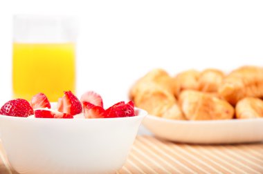 çilek, portakal suyu ve kruvasan kahvaltı