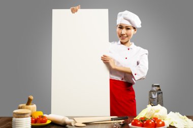 Asyalı kadın Şef boş poster holding