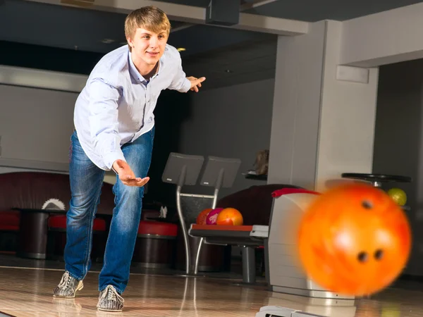 Mladý muž, hraní bowlingu — Stock fotografie