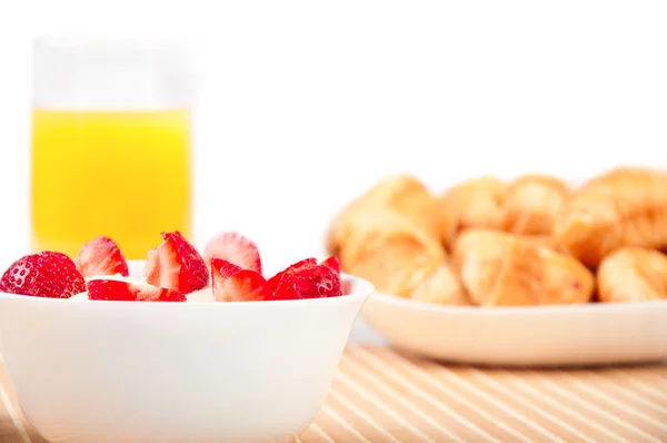 Desayuno con bayas, zumo de naranja y croissant —  Fotos de Stock