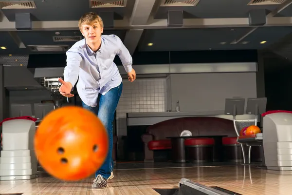 Giovane che gioca a bowling — Foto Stock