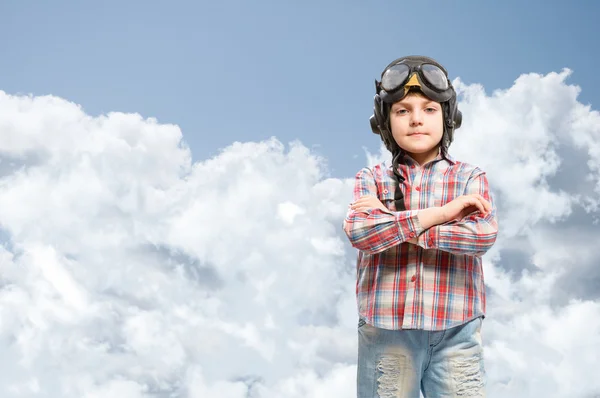 Niño en casco piloto soñando con convertirse en piloto —  Fotos de Stock