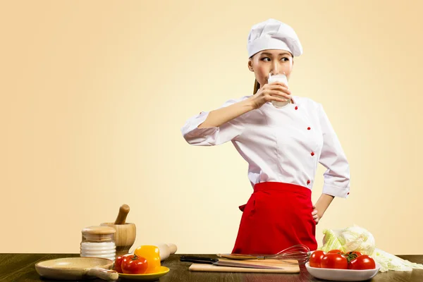 Asiática mujer cocinar beber leche — Foto de Stock