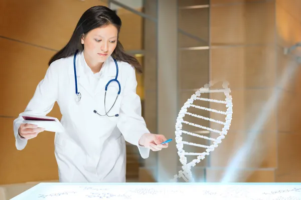 Mujer joven haciendo investigación — Foto de Stock