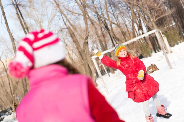 Children in Winter Park playing snowballs — Stock Photo, Image