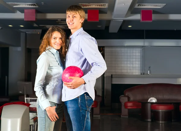 Young couple plays bowling — Stock Photo, Image