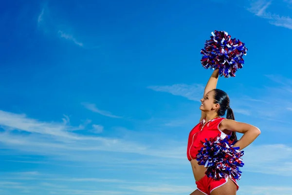 Jonge cheerleader in rood kostuum met pampon — Stockfoto