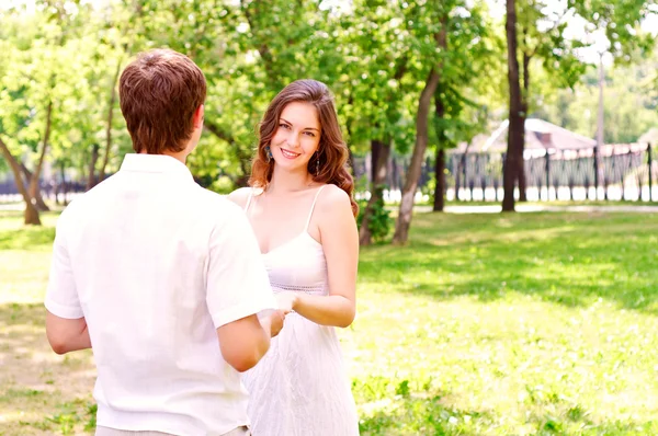 Couple in the park — Stock Photo, Image