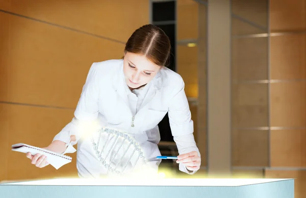 Ung kvinna gör forskning — Stockfoto