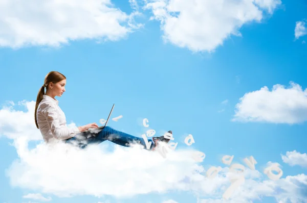 Chica joven corriendo en las nubes con un ordenador portátil — Foto de Stock