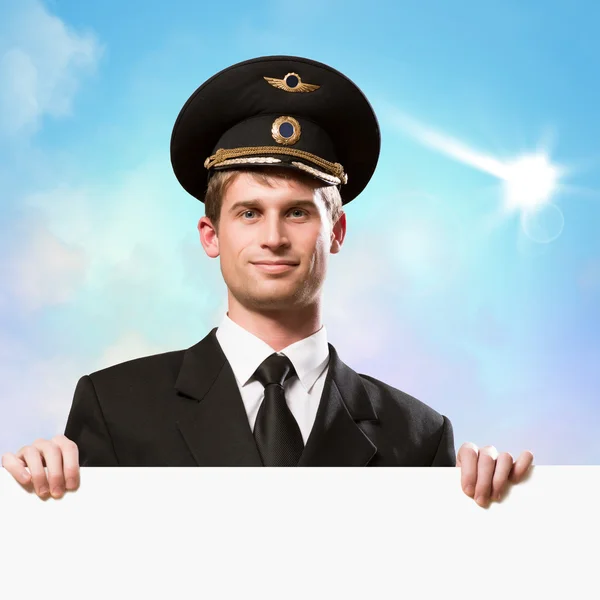 Pilot i form av innehar en tom billboard — Stockfoto