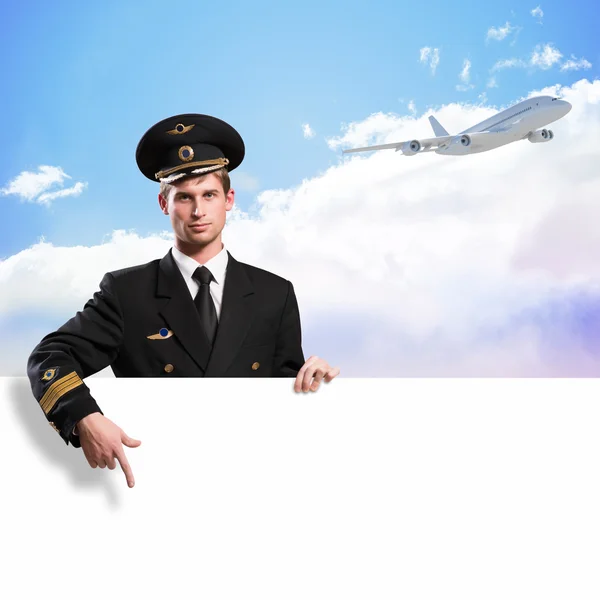 Pilot boş bir billboard holding şeklinde — Stok fotoğraf