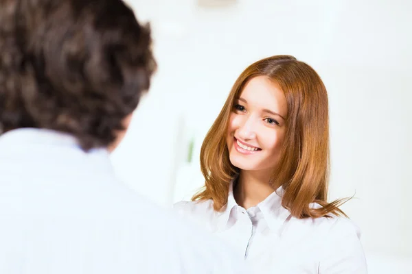 Mulher atraente conversando com um homem — Fotografia de Stock