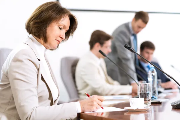 Seniorin arbeitet mit Dokumenten — Stockfoto