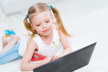 bir dizüstü bilgisayarda çalışan güzel bir kız