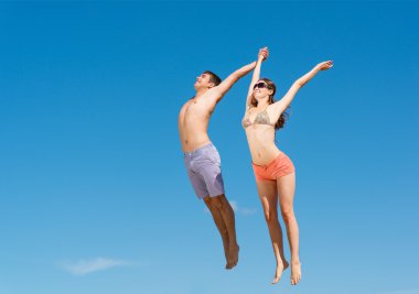 Genç çiftin birlikte atlama