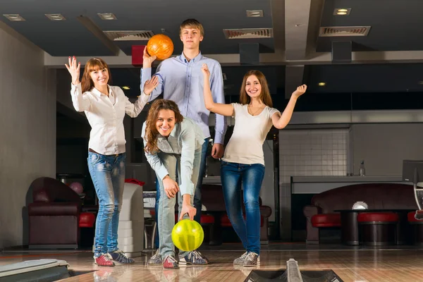 Grupo de jóvenes amigos jugando bolos — Foto de Stock