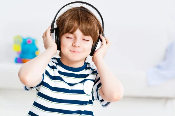 Boy mendengarkan musik — Stok Foto