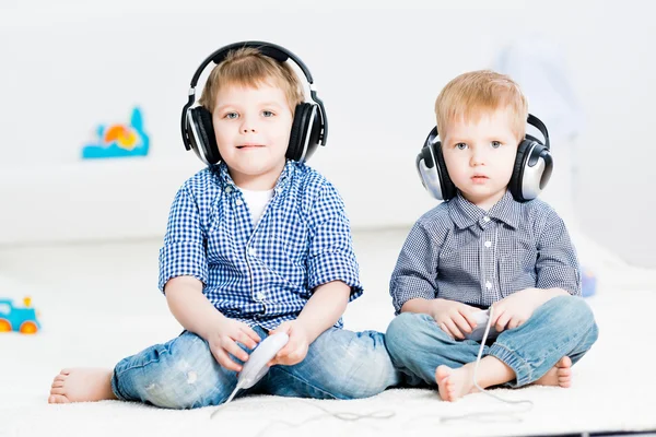 Two brothers playing on a games console — Stock Photo, Image