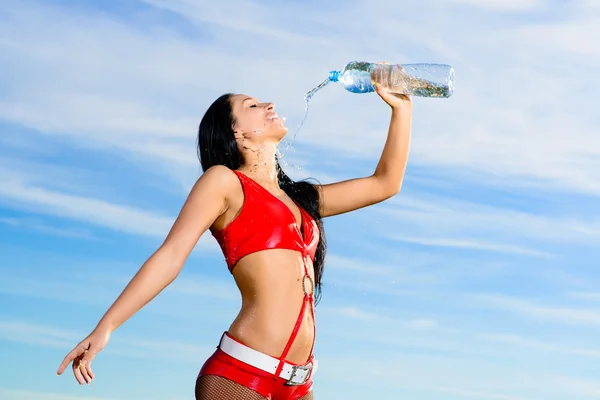 Sport dziewczynka w czerwonym mundurze butelkę wody — Zdjęcie stockowe
