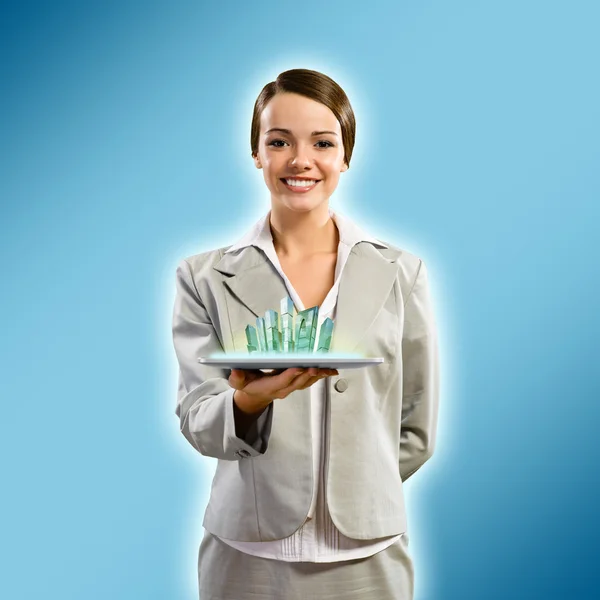 Atrakcyjna młoda kobieta trzymając tabletkę z miasta — Zdjęcie stockowe