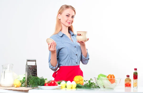 Portrait of a woman cooking vegetables — Stock Photo, Image