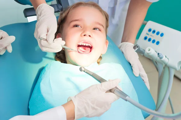 Menina que visita dentistas, visite o dentista — Fotografia de Stock