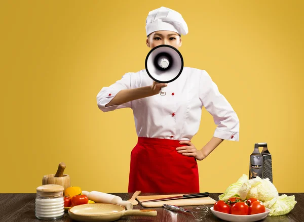 Asiática mujer chef sostiene un megáfono —  Fotos de Stock