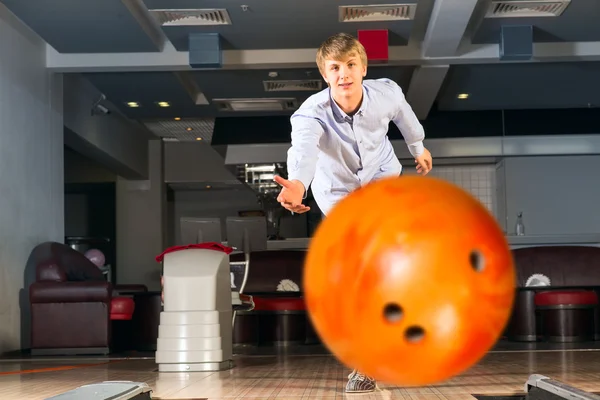 Genç adam bowling oynuyor — Stok fotoğraf