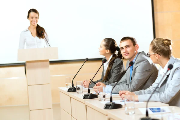 Podnikatelé komunikovat na konferenci — Stock fotografie